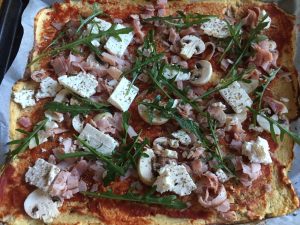 Läs mer om artikeln Pizza på blomkålsbotten (Paleo)